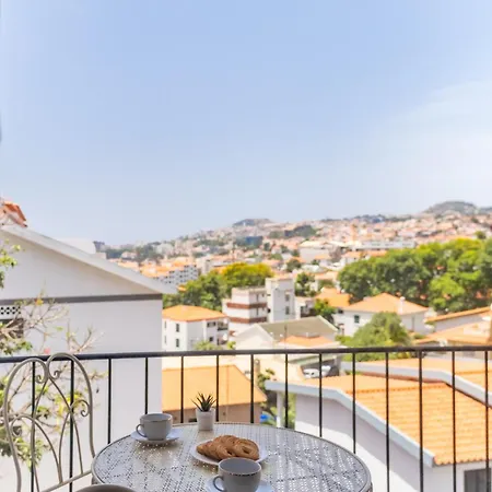 Casa Nobrega, By Op * Фуншал